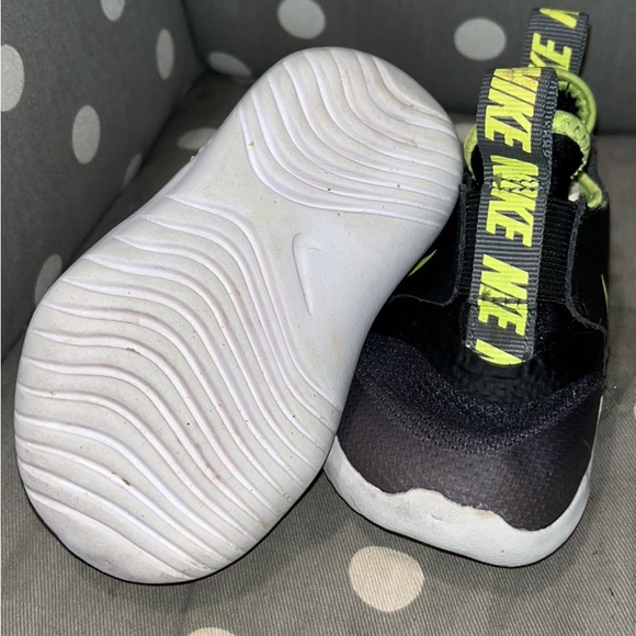 Clean Nike slide on tennis shoes - Picture 2 of 3